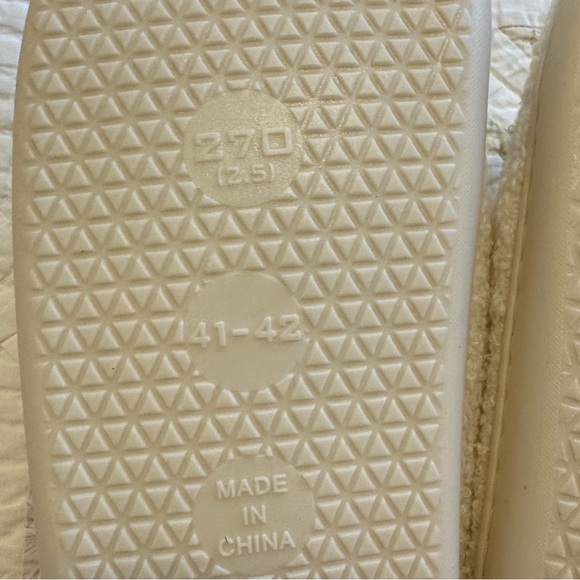 NEW Cozy Smiley Face Fuzzy Slippers – White & Yellow | Women’s 9–10 - Picture 5 of 6